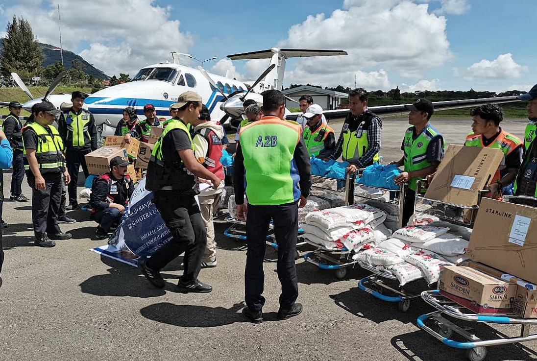 Bantuan kemanusiaan Otban VIII Manado dan Bandara di Wilayah Kerjanya, diberangkatkan menggunakan pesawat menuju lokasi terdampak bencana banjir dan tanah longsor di Aceh, Sumatera Utara dan Sumatera Barat.