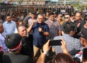 Ketua Fraksi Gerindra DPRD Provinsi Sulawesi Utara, Louis Carl Schramm menemui massa aksi Anti Korupsi di depan Gerbang DPRD Provinsi Sulawesi Utara. (Foto: Untuk SUDARA.ID)