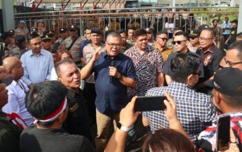 Ketua Fraksi Gerindra DPRD Provinsi Sulawesi Utara, Louis Carl Schramm menemui massa aksi Anti Korupsi di depan Gerbang DPRD Provinsi Sulawesi Utara. (Foto: Untuk SUDARA.ID)