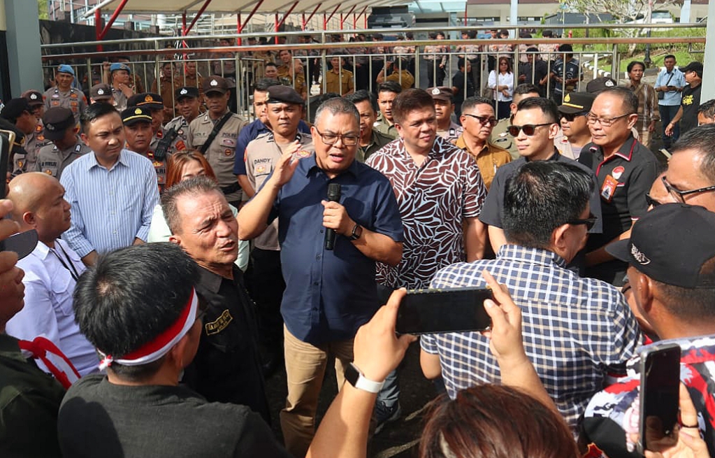 Ketua Fraksi Gerindra DPRD Provinsi Sulawesi Utara, Louis Carl Schramm menemui massa aksi Anti Korupsi di depan Gerbang DPRD Provinsi Sulawesi Utara. (Foto: Untuk SUDARA.ID)