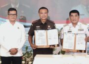 Kesepakatan kerjasama Pemprov Sulut dengan Kejati Sulut oleh Gubernur Yulius Selvanus SE (paling kanan) dan Kajati Jacob Hendrik Pattipeilohy (tengah), disaksikan oleh Direktur A pada Jaksa Agung Muda Tindak Pidana Umum, Dr. Hari Wibowo (paling kiri), di Wisma Negara Gubernuran Bumi Beringin Manado Rabu (10/12/2025).