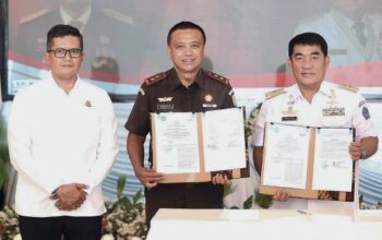 Kesepakatan kerjasama Pemprov Sulut dengan Kejati Sulut oleh Gubernur Yulius Selvanus SE (paling kanan) dan Kajati Jacob Hendrik Pattipeilohy (tengah), disaksikan oleh Direktur A pada Jaksa Agung Muda Tindak Pidana Umum, Dr. Hari Wibowo (paling kiri), di Wisma Negara Gubernuran Bumi Beringin Manado Rabu (10/12/2025).