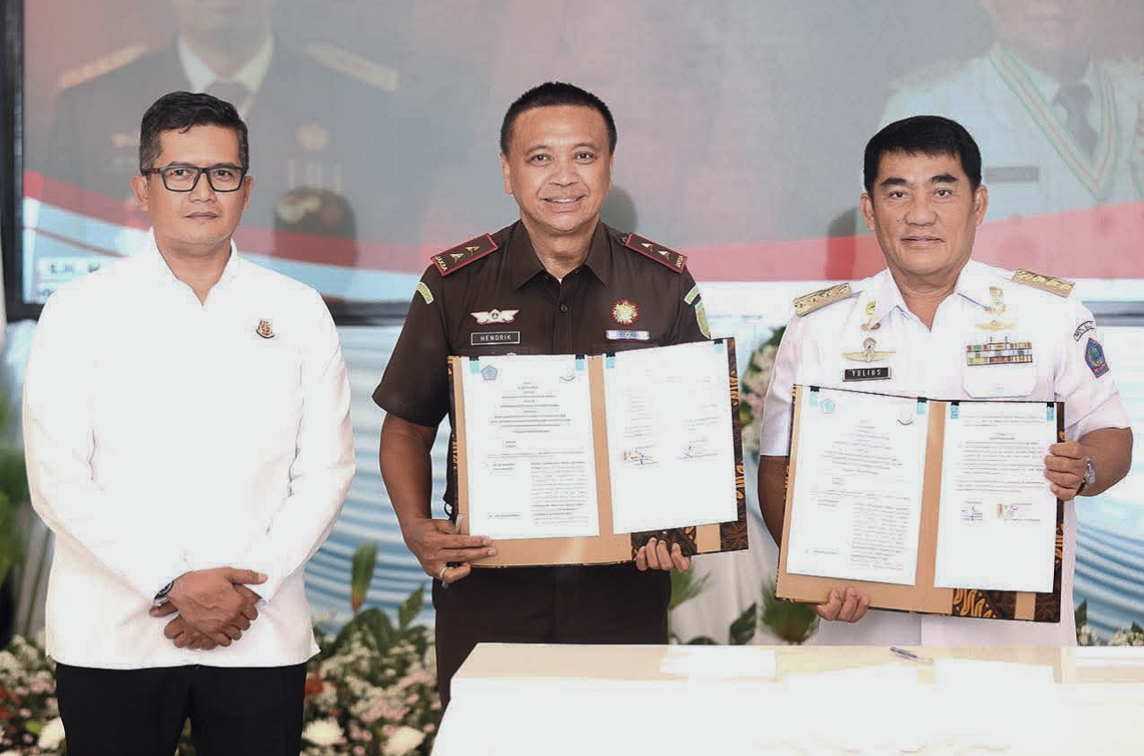 Kesepakatan kerjasama Pemprov Sulut dengan Kejati Sulut oleh Gubernur Yulius Selvanus SE (paling kanan) dan Kajati Jacob Hendrik Pattipeilohy (tengah), disaksikan oleh Direktur A pada Jaksa Agung Muda Tindak Pidana Umum, Dr. Hari Wibowo (paling kiri), di Wisma Negara Gubernuran Bumi Beringin Manado Rabu (10/12/2025).