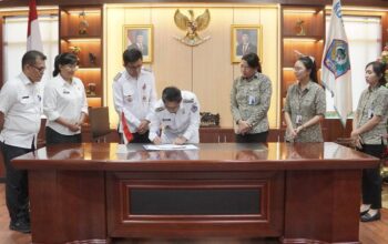 Walikota Bitung, Hengky Honandar SE, tandatangani kerjasama dengan BPJS Kesehatan.