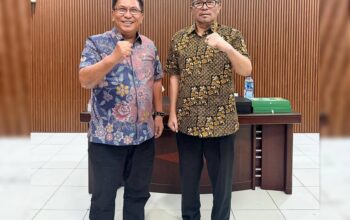 Ketua KONI Manado terpilih, dr. Richard Sualang (kanan), saat bersilaturahmi dengan Ketua KONI Sulut, Brigjen TNI (Purn) B Jerry Waleleng (kiri). (Foto: Istimewa)