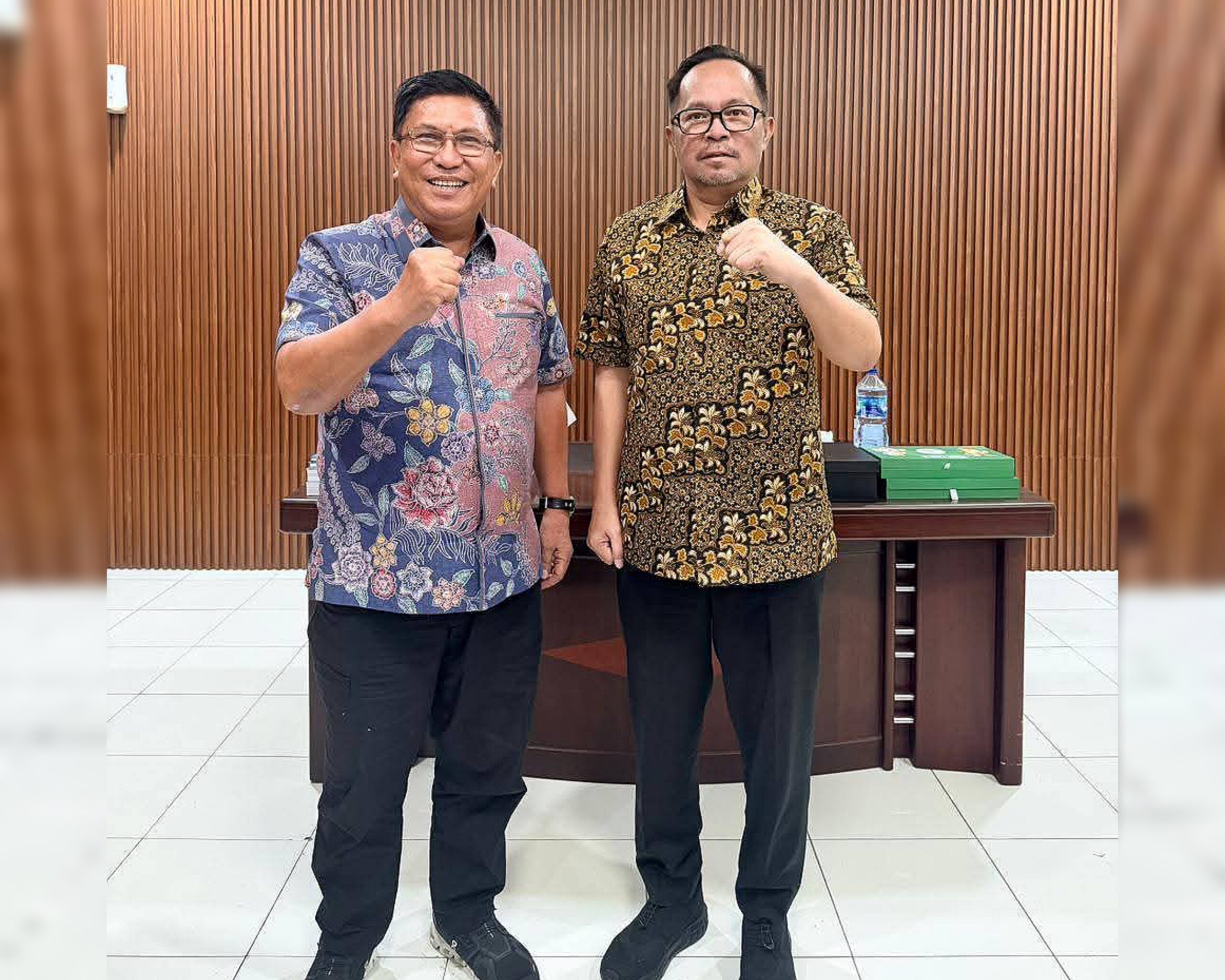 Ketua KONI Manado terpilih, dr. Richard Sualang (kanan), saat bersilaturahmi dengan Ketua KONI Sulut, Brigjen TNI (Purn) B Jerry Waleleng (kiri). (Foto: Istimewa)