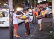 Erwin Wagei terlihat menyerahkan bingkisan kasih Natal bersama Sang Istri tercinta, Hetty Tumanduk.