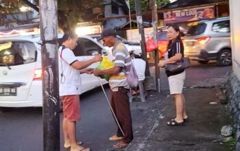 Erwin Wagei terlihat menyerahkan bingkisan kasih Natal bersama Sang Istri tercinta, Hetty Tumanduk.