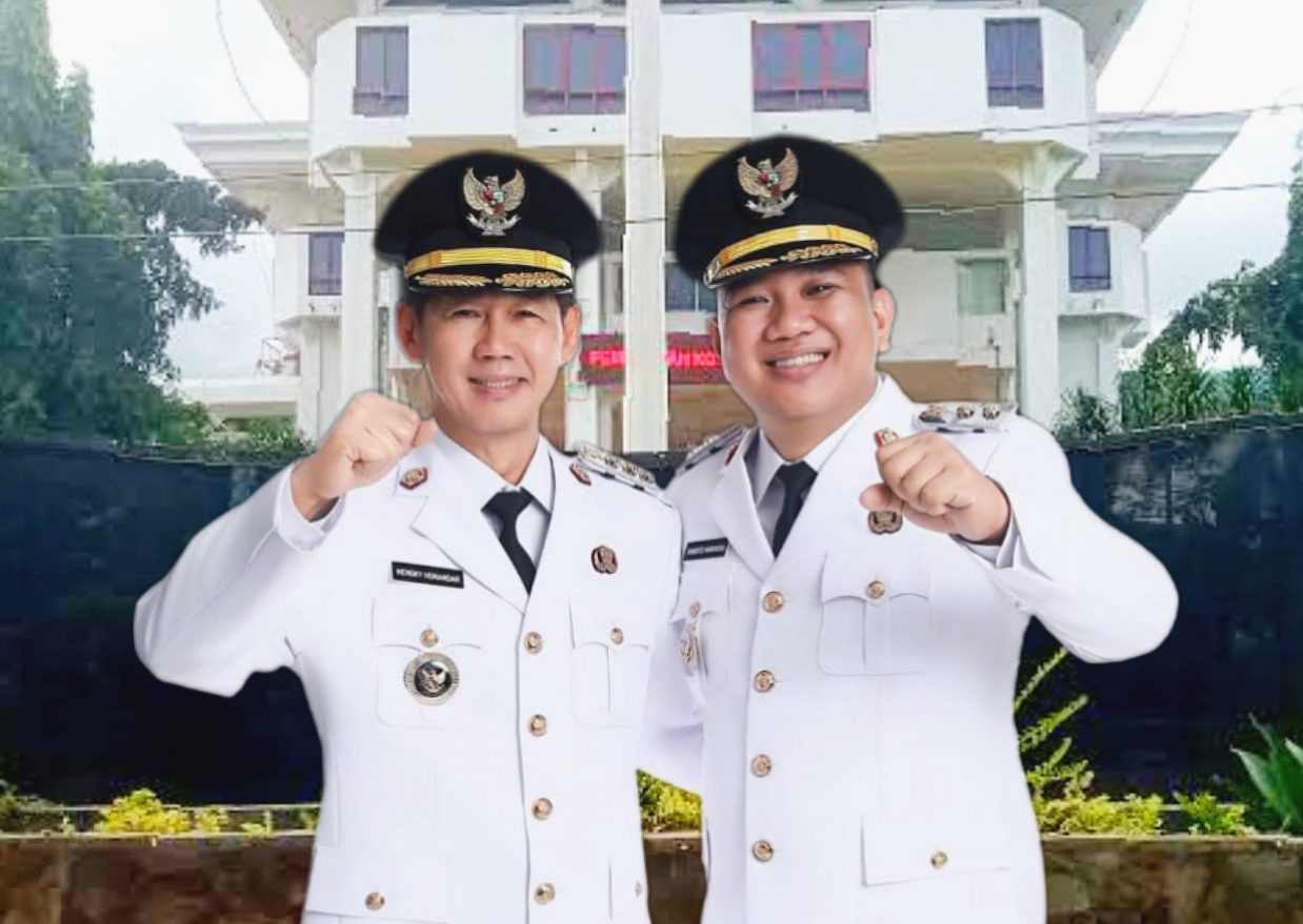 Walikota Bitung Hengky Honandar SE dan Wakil Walikota Randito Maringka SSos (HHRM) dengan latar Kantor Walikota Bitung. (Foto: Ridho L Tobing)