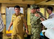 Gubernur Sulut, Mayjen TNI (Purn) Yulius Selvanus SE bersama Komandan Korem (Danrem) 131/Santiago, Brigjen TNI Martin Susilo Martopo Turnip, diatas Kapal Pengangkut Bantuan Darurat untuk Bencana Banjir Bandang di Siau.