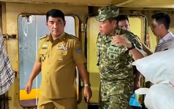 Gubernur Sulut, Mayjen TNI (Purn) Yulius Selvanus SE bersama Komandan Korem (Danrem) 131/Santiago, Brigjen TNI Martin Susilo Martopo Turnip, diatas Kapal Pengangkut Bantuan Darurat untuk Bencana Banjir Bandang di Siau.