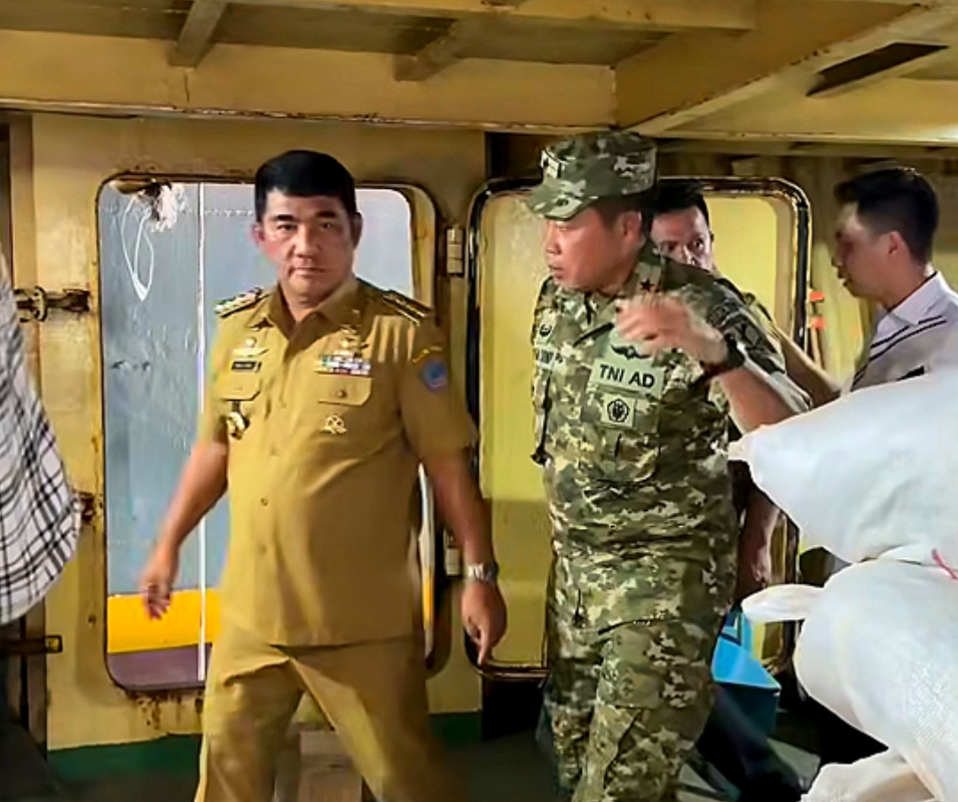 Gubernur Sulut, Mayjen TNI (Purn) Yulius Selvanus SE bersama Komandan Korem (Danrem) 131/Santiago, Brigjen TNI Martin Susilo Martopo Turnip, diatas Kapal Pengangkut Bantuan Darurat untuk Bencana Banjir Bandang di Siau.