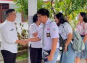 Kepala SMA Negeri 1 Amurang, Swingly S. Y. Liow, S.Pd, bersama para guru, saat menyambut kembalinya para peserta didik mengikuti proses belajar mengajar di awal tahun 2026.