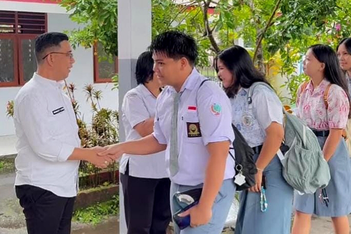 Kepala SMA Negeri 1 Amurang, Swingly S. Y. Liow, S.Pd, bersama para guru, saat menyambut kembalinya para peserta didik mengikuti proses belajar mengajar di awal tahun 2026.