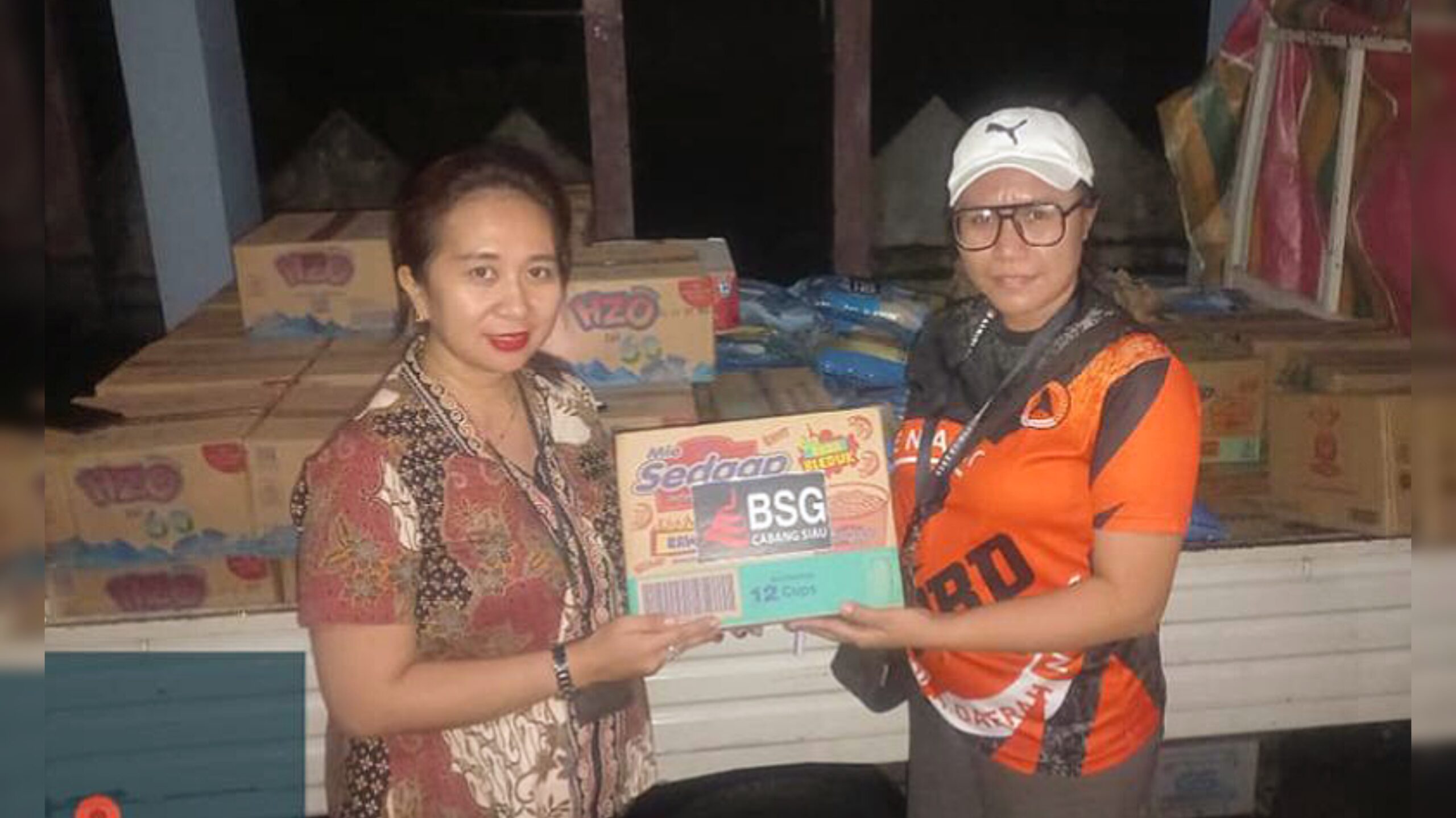 Penyerahan bantuan Bank SulutGo untuk warga korban bencana banjir bandang di Siau, Kabupaten Kepulauan Sitaro.