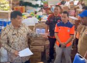 Gubernur Sulawesi Utara, Yulius Selvanus sesaat sebelum memberangkatkan bantuan gelombang keempat dari Posko Bantuan Kemanusiaan Pemprov Sulut menuju lokasi terdampak bencana banjir bandang di Siau, Kabupaten Sitaro.