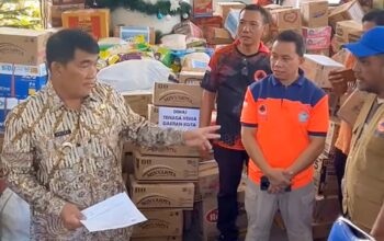Gubernur Sulawesi Utara, Yulius Selvanus sesaat sebelum memberangkatkan bantuan gelombang keempat dari Posko Bantuan Kemanusiaan Pemprov Sulut menuju lokasi terdampak bencana banjir bandang di Siau, Kabupaten Sitaro.
