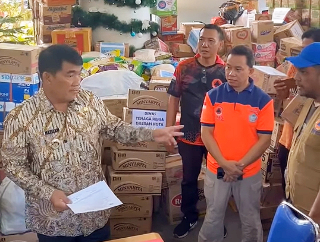 Gubernur Sulawesi Utara, Yulius Selvanus sesaat sebelum memberangkatkan bantuan gelombang keempat dari Posko Bantuan Kemanusiaan Pemprov Sulut menuju lokasi terdampak bencana banjir bandang di Siau, Kabupaten Sitaro.