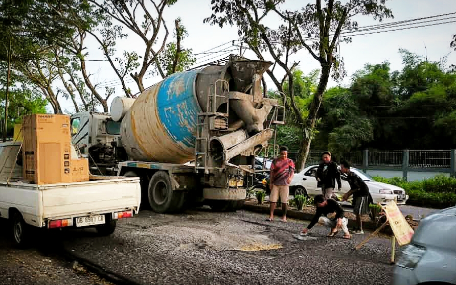 Perbaikan darurat ruas jalan Ir Soekarno Minahasa Utara.