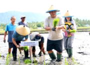 Gubernur Sulut Yulius Selvanus didampingi Ketua TP PKK Sulut Ny. Anik Yulius Selvanus menanam padi di Desa Solog, Kecamatan Lolak, Kabupaten Bolaang Mongondow, Jumat (23/1/2026).