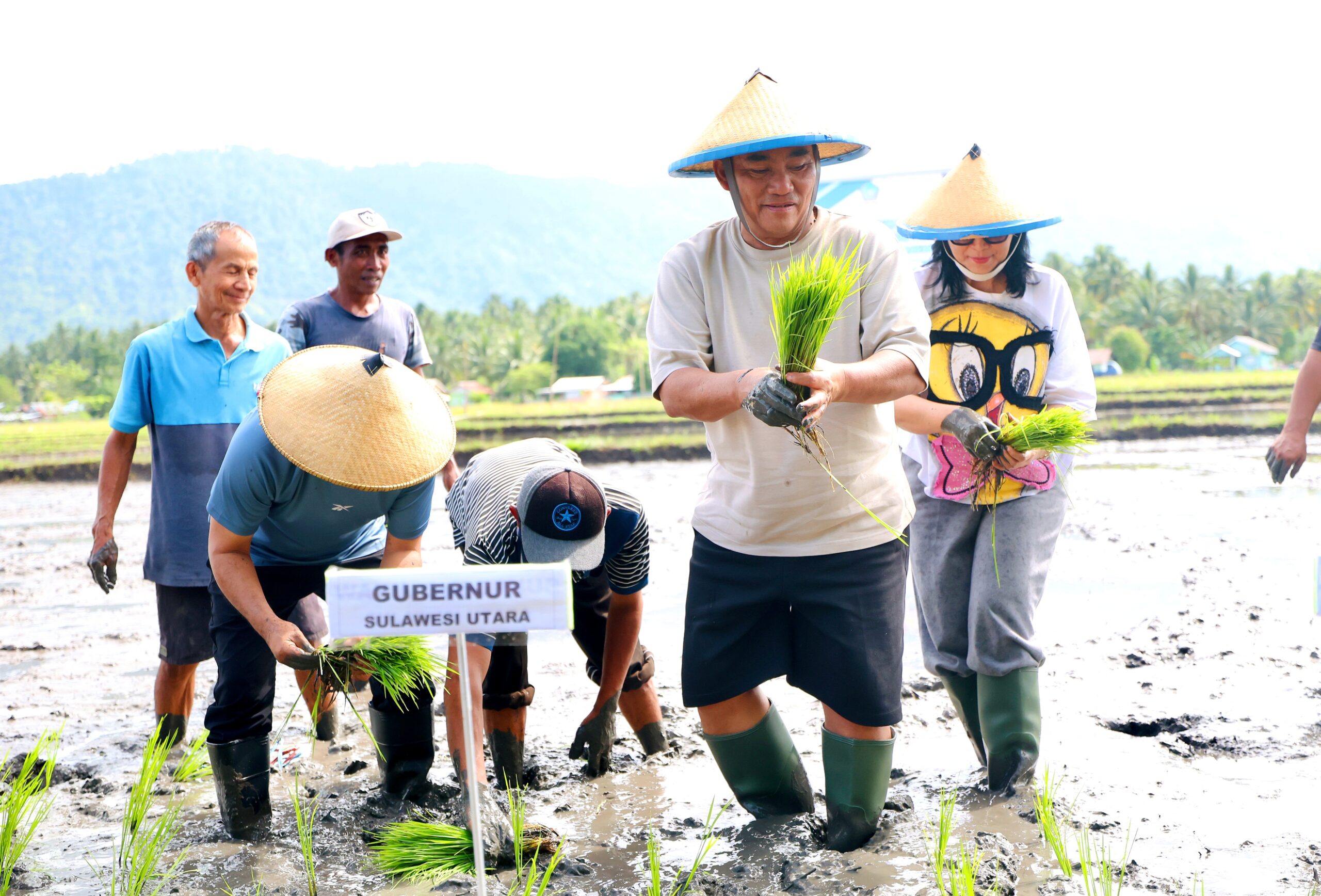 Gubernur Sulut Yulius Selvanus didampingi Ketua TP PKK Sulut Ny. Anik Yulius Selvanus menanam padi di Desa Solog, Kecamatan Lolak, Kabupaten Bolaang Mongondow, Jumat (23/1/2026).