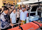 Gubernur Sulut Yulius Selvanus saat menyerahkan bantuan Ambulans untuk Desa Kembang Mertha di Bolaang Mongondow.