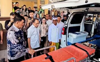 Gubernur Sulut Yulius Selvanus saat menyerahkan bantuan Ambulans untuk Desa Kembang Mertha di Bolaang Mongondow.
