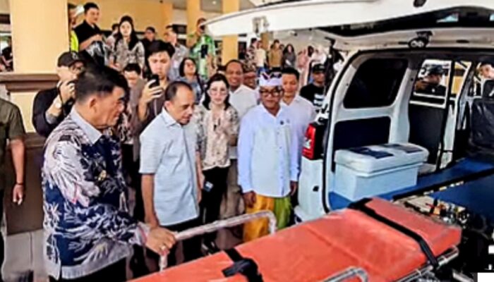 Respon Kebutuhan Warga, Gubernur Yulius Selvanus Serahkan Bantuan Ambulans untuk Desa Kembang Mertha Bolmong