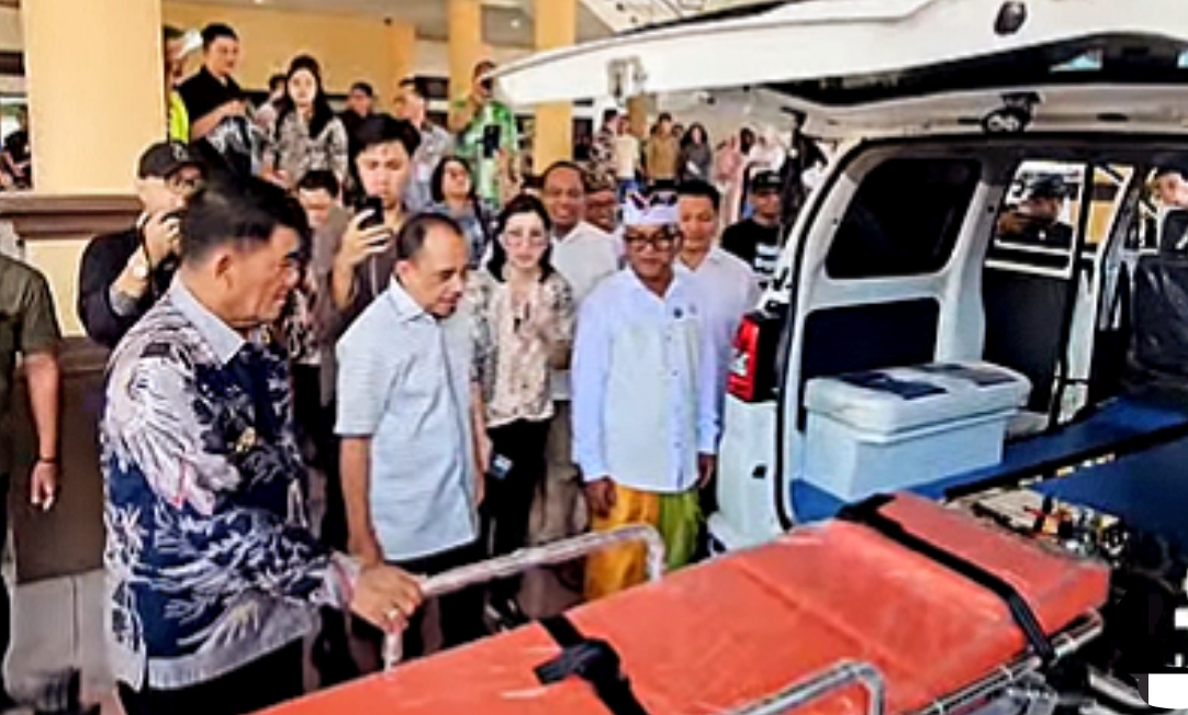 Gubernur Sulut Yulius Selvanus saat menyerahkan bantuan Ambulans untuk Desa Kembang Mertha di Bolaang Mongondow.