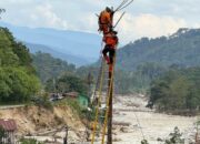 Pemasangan listrik di daerah terdampak bencana di Provinsi Aceh.