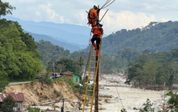 Pemasangan listrik di daerah terdampak bencana di Provinsi Aceh.