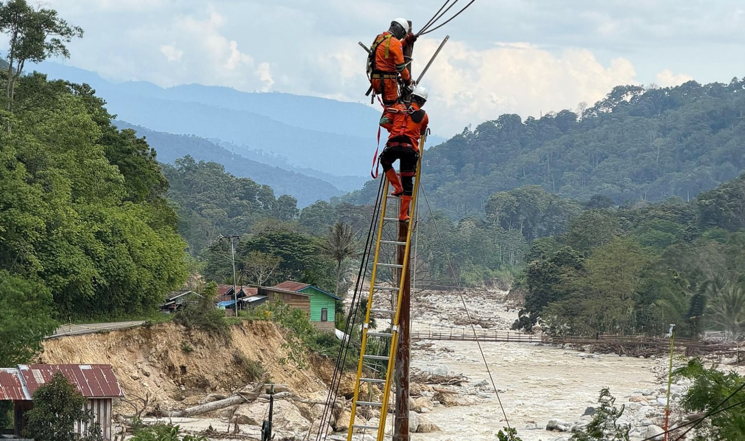 Pemasangan listrik di daerah terdampak bencana di Provinsi Aceh.