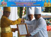 Walikota Bitung, Hengky Honandar SE, saat menerima penganugerahan gelar adat Nusa Utara.