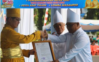 Walikota Bitung, Hengky Honandar SE, saat menerima penganugerahan gelar adat Nusa Utara.