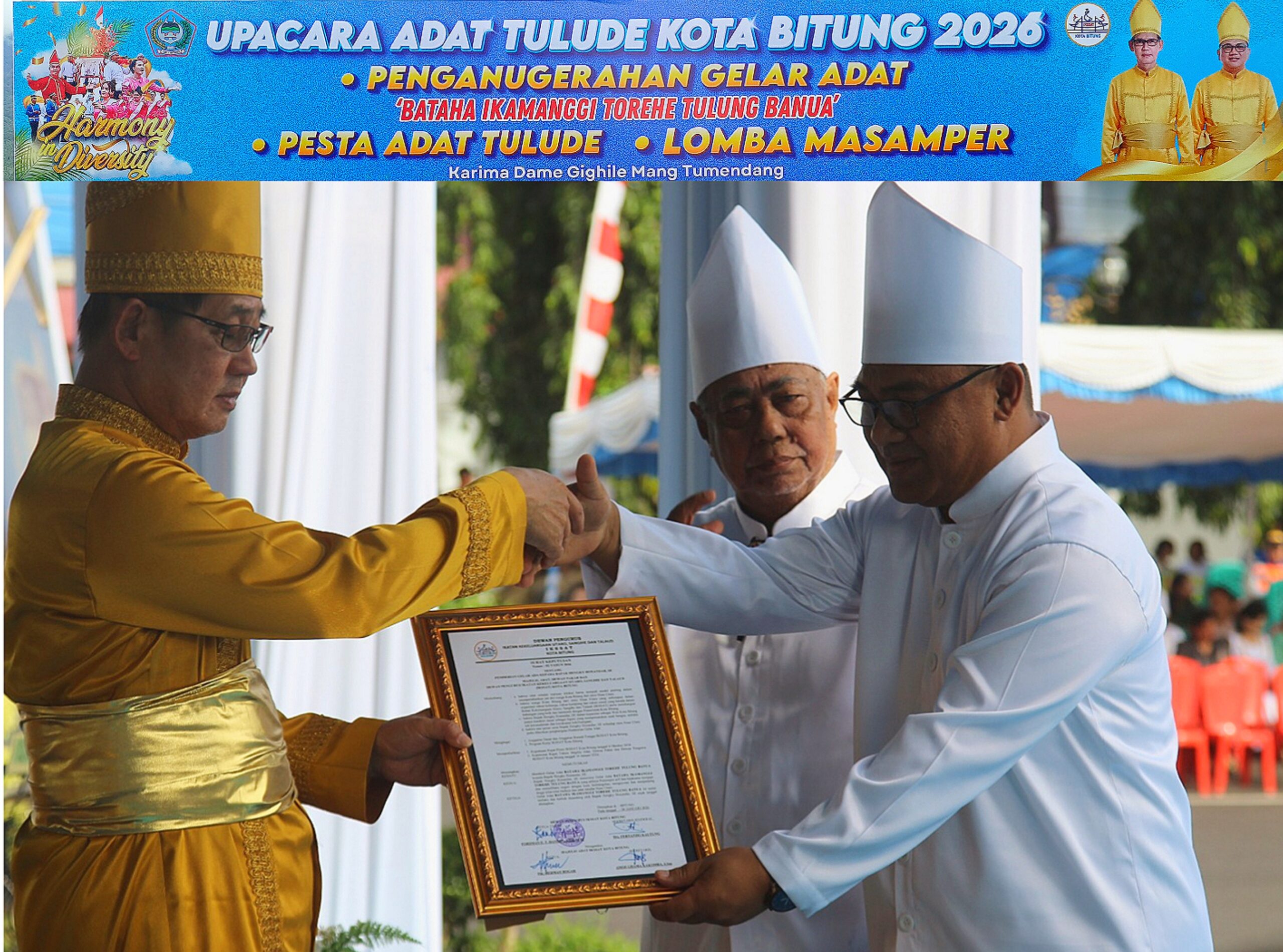 Walikota Bitung, Hengky Honandar SE, saat menerima penganugerahan gelar adat Nusa Utara.