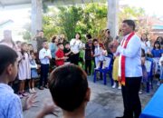Gubernur Sulut, Yulius Selvanus, melayani sebagai Khadim saat gelar Ibadah Sekolah Minggu di GMIM Eben Heazer Bumi Beringin Manado, Minggu (8/2/2026). (Foto: Ist)