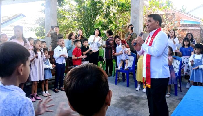 Gubernur Yulius Selvanus Layani Kebutuhan Rohani Anak-Anak Sekolah Minggu