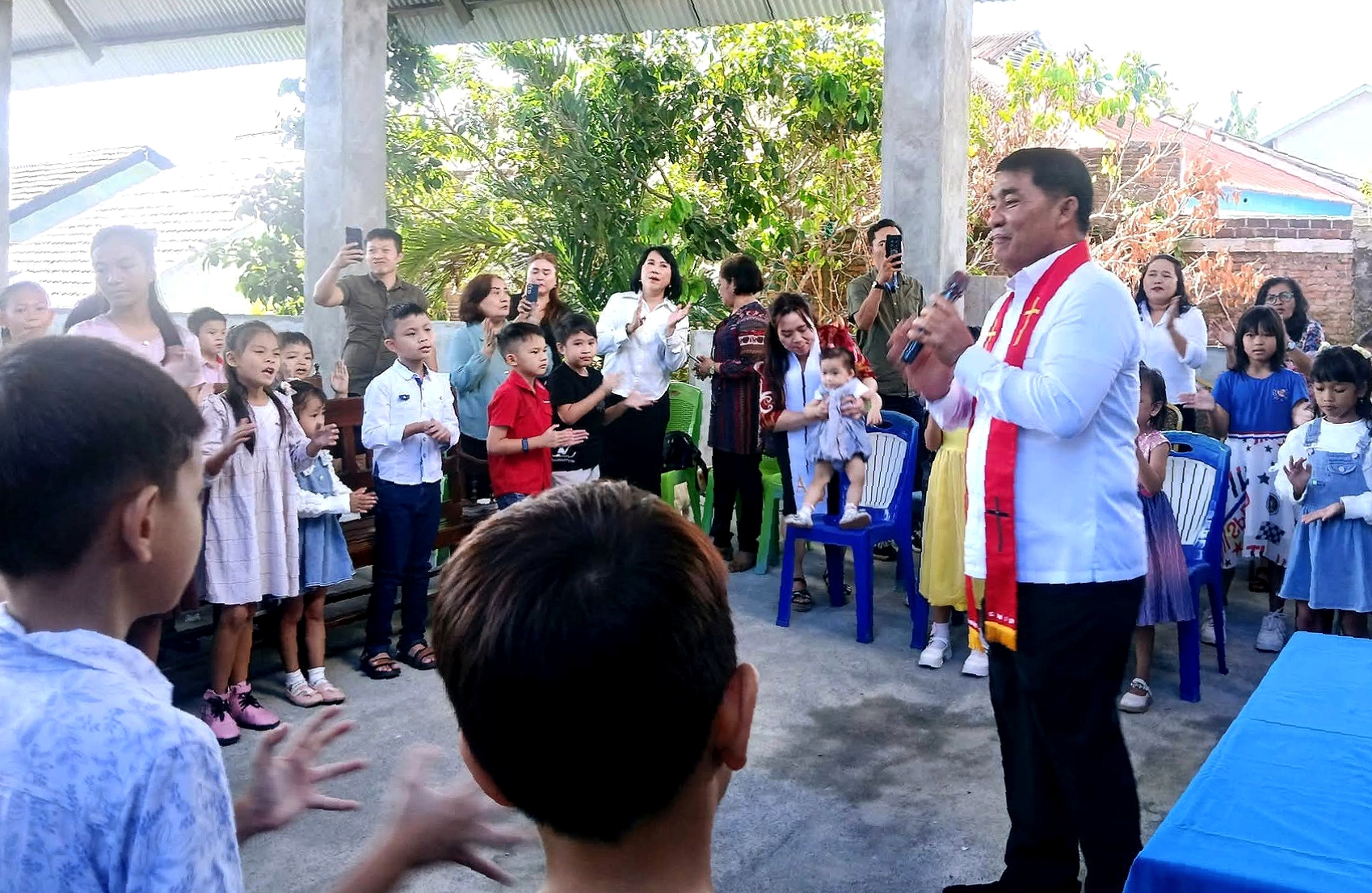 Gubernur Sulut, Yulius Selvanus, melayani sebagai Khadim saat gelar Ibadah Sekolah Minggu di GMIM Eben Heazer Bumi Beringin Manado, Minggu (8/2/2026). (Foto: Ist)
