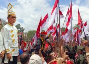 Walikota Bitung Hengky Honandar SE didampingi Ketua TP PKK Kota Bitung saat Peringatan Peristiwa Merah Putih 14 Februari 1946 di Lapangan Sario, Kota Manado, Sabtu (14/2/2026). (Foto: Ridho L Tobing)
