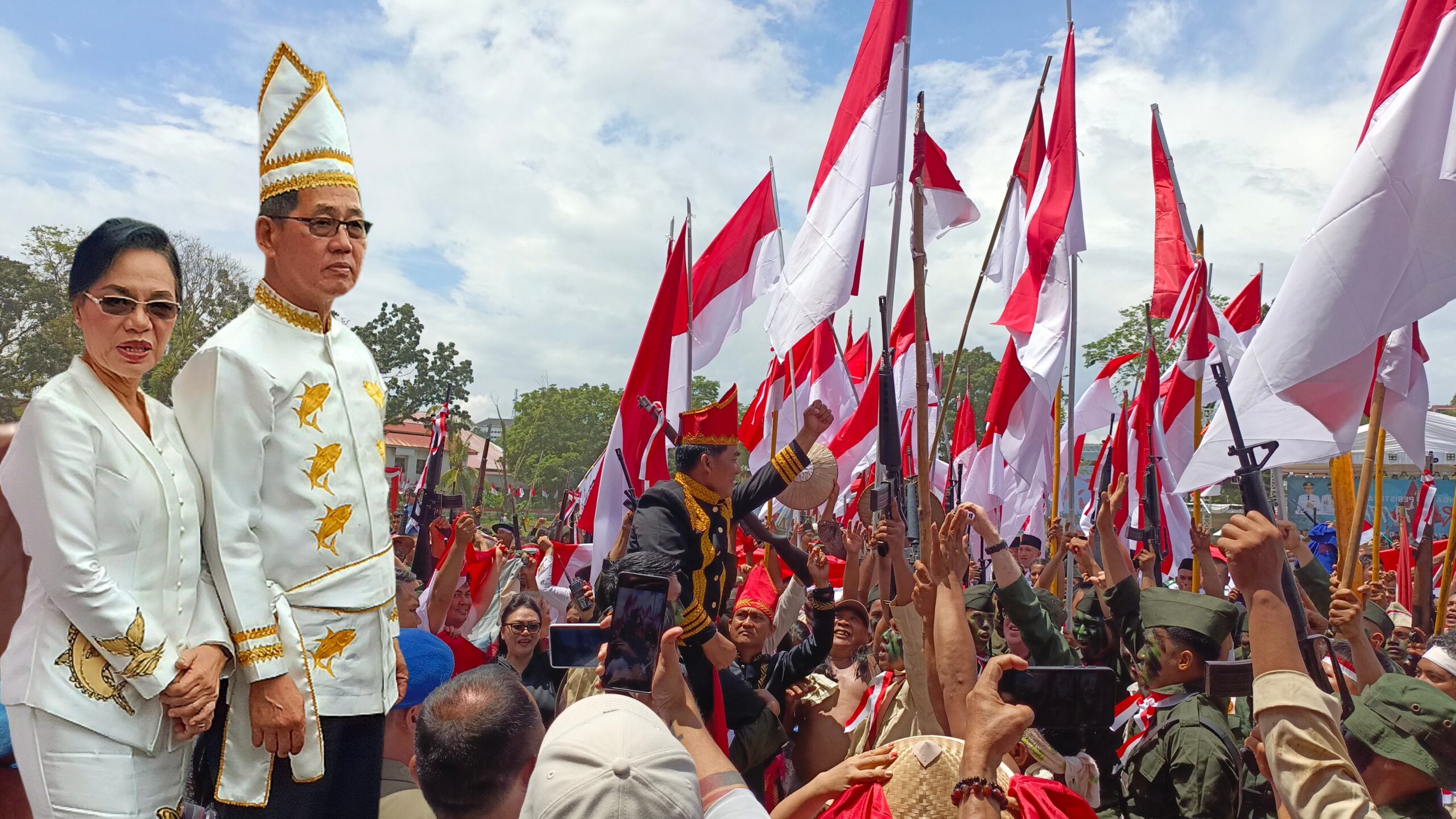 Walikota Bitung Hengky Honandar SE didampingi Ketua TP PKK Kota Bitung saat Peringatan Peristiwa Merah Putih 14 Februari 1946 di Lapangan Sario, Kota Manado, Sabtu (14/2/2026). (Foto: Ridho L Tobing)