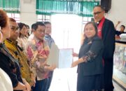 Ketua Umum Panitia Pelaksana Selebrasi Paskah Remaja GMIM 2026, Pnt. Ign Rudy Theno,S.T.,M.T. MAP, saat menerima SK Kepanitiaan dari BPMS GMIM.