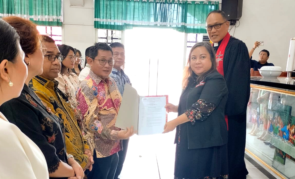 Ketua Umum Panitia Pelaksana Selebrasi Paskah Remaja GMIM 2026, Pnt. Ign Rudy Theno,S.T.,M.T. MAP, saat menerima SK Kepanitiaan dari BPMS GMIM.