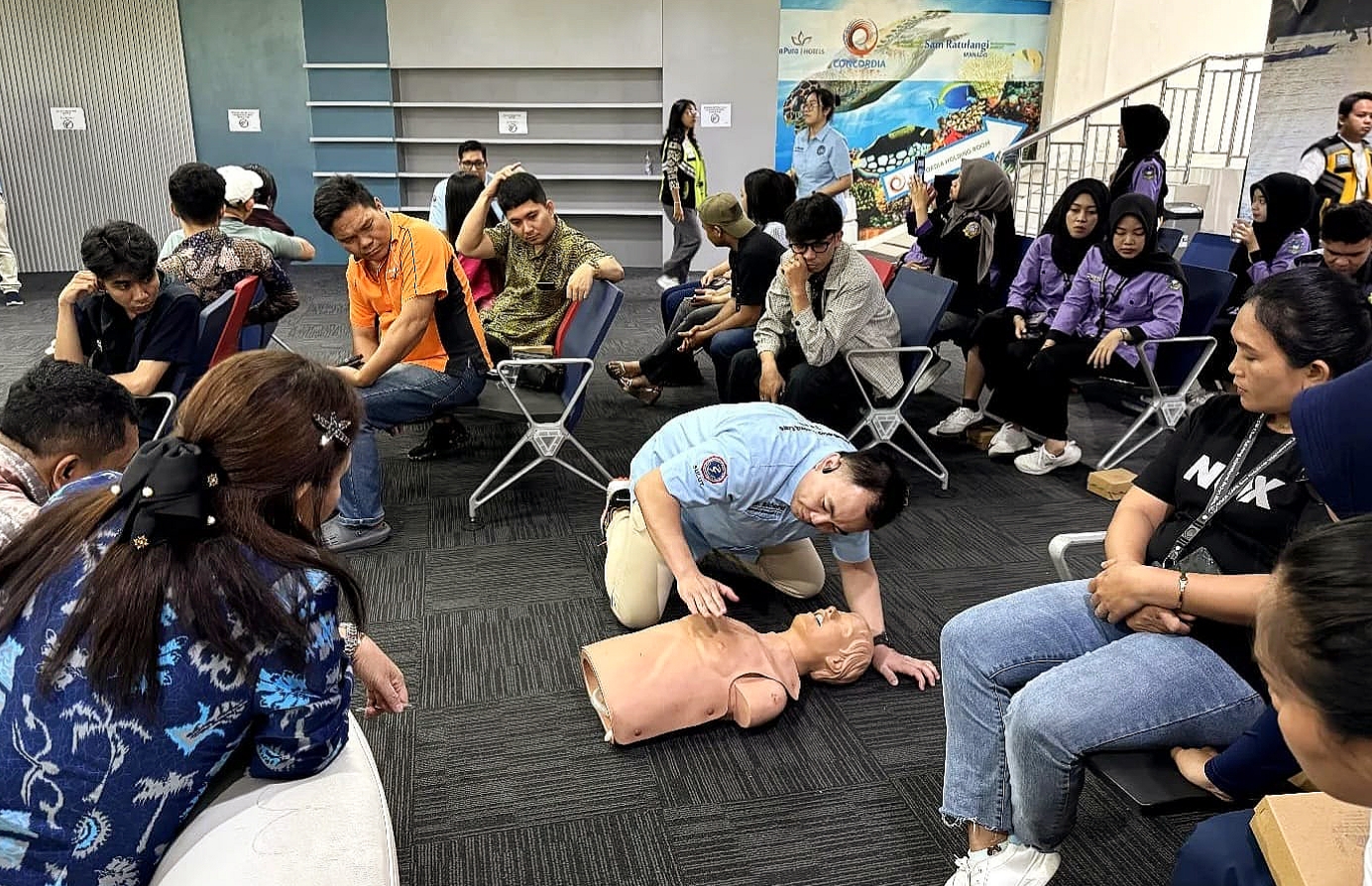 Manajemen dan pekerja Bandara Sam Ratulangi Manado mengikuti salah satu rangkaian kegiatan Bulan K3 Nasional 2026 yang digelar PT Angkasa Pura Indonesia. (Foto: Ist)
