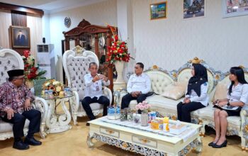 Kadis Disdukcapil-KB Sulut, Christodharma Sondakh, bersama Staf Khusus Gubernur Bidang Kependudukan, Sarifudin Kamis, saat melakukan koordinasi terkait rencana pelaksanaan akad nikah massal Harganas 2026, dengan Kakanwil Kemenag Sulut, H. Ulyas Taha, di Kantor Kanwil Kemenag Provinsi Sulawesi Utara, Manado, Rabu (4/2/2026). (Foto: Ist)