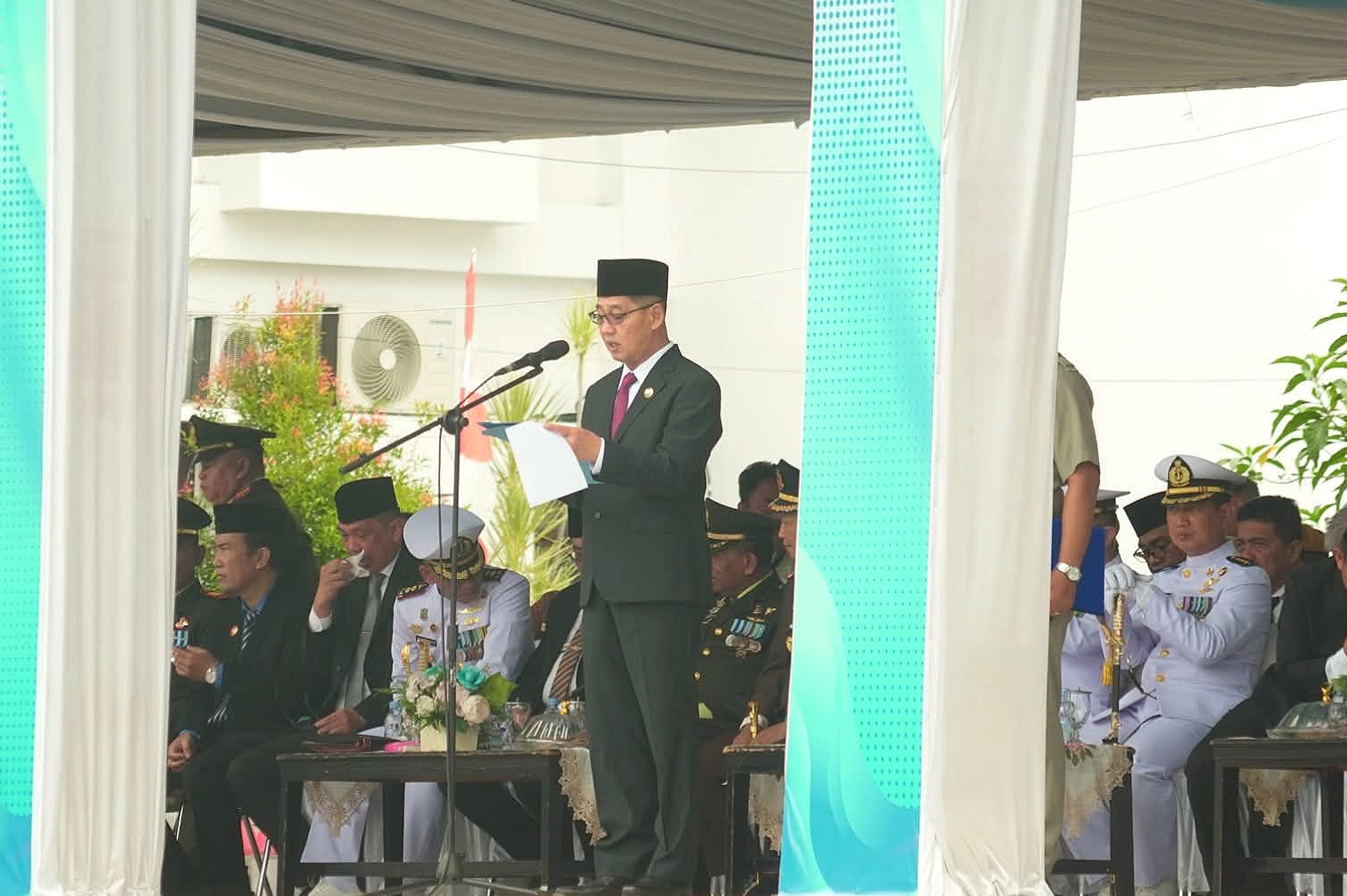 Walikota Bitung, Hengky Honandar SE, bertindak sebagai Inspektur Upacara Hari Pahlawan 2025. (Foto: Ist)