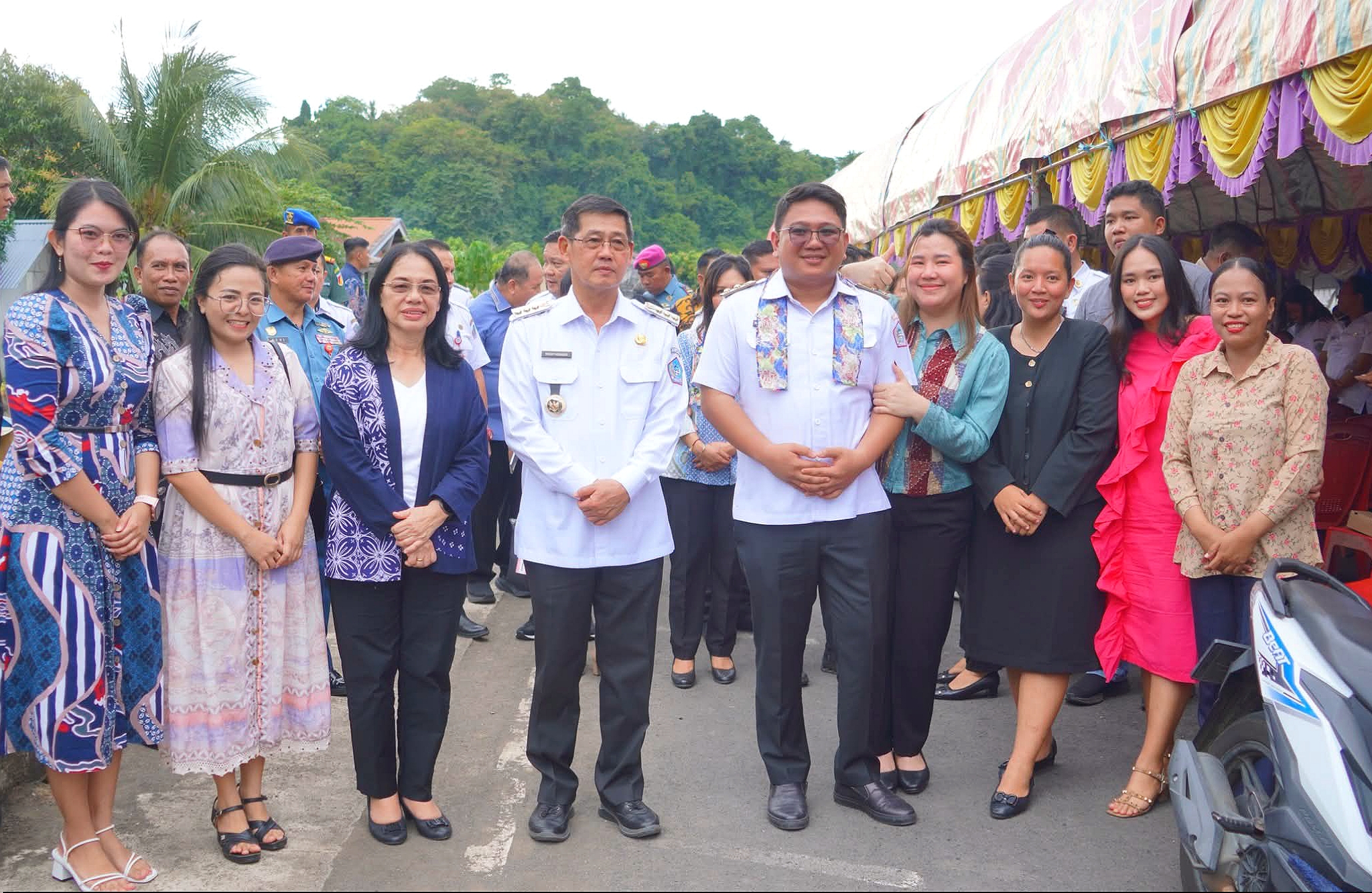 Walikota Bitung, Hengky Honandar SE didampingi Ketua TP PKK Bitung, Ny. Ellen Honandar Sondakh SE, bersama Wakil Walikota Bitung, Randito Maringka didampingi Wakil Ketua TP PKK Bitung, Ny. Jacinta Marybell Maringka Gumolung, saat acara Natal Pemkot Bitung di Boulevard Papusungan Pulau Lembeh. (Foto: Ist)
