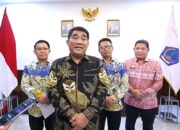 Gubernur Sulawesi Utara, Mayjen TNI (Purn) Yulius Selvanus SE, didampingi Plh Sekdaprov Sulut, Dr Denny Mangala MSi (kiri), dan Tahlis Gallang SIP MM (kanan), yang baru mengakhiri masa tugas sebagai Pj Sekdaprov Sulut, dan Inspektur Sulut, Dr Jemmy Kumendong MSi. (Foto: Ist)