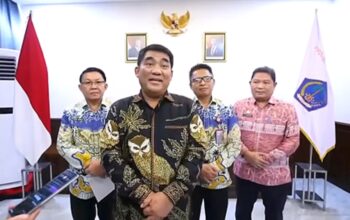 Gubernur Sulawesi Utara, Mayjen TNI (Purn) Yulius Selvanus SE, didampingi Plh Sekdaprov Sulut, Dr Denny Mangala MSi (kiri), dan Tahlis Gallang SIP MM (kanan), yang baru mengakhiri masa tugas sebagai Pj Sekdaprov Sulut, dan Inspektur Sulut, Dr Jemmy Kumendong MSi. (Foto: Ist)