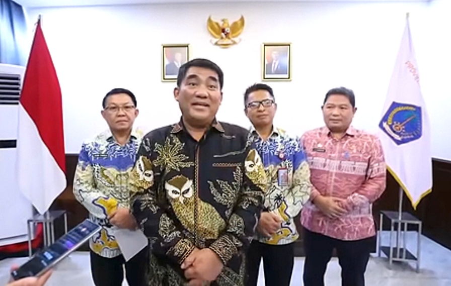 Gubernur Sulawesi Utara, Mayjen TNI (Purn) Yulius Selvanus SE, didampingi Plh Sekdaprov Sulut, Dr Denny Mangala MSi (kiri), dan Tahlis Gallang SIP MM (kanan), yang baru mengakhiri masa tugas sebagai Pj Sekdaprov Sulut, dan Inspektur Sulut, Dr Jemmy Kumendong MSi. (Foto: Ist)