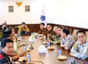 Walikota Bitung, Hengky Honandar SE (paling kanan), saat menerima arahan Gubernur Sulut, Mayjen TNI (Purn) Yulius Selvanus SE, terkait program kerja prioritas tahun 2026. (Foto: Ist)